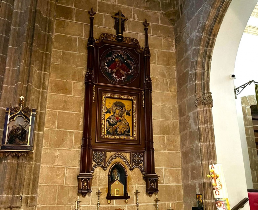 Altar del Perpetuo Socorro en la iglesia de San Bartolom&eacute;, X&agrave;bia.