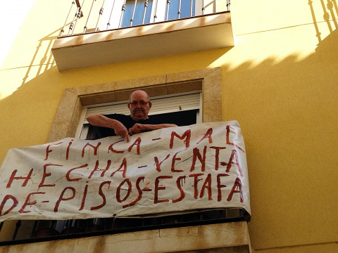 Archivo XAD. Manuel Mir, con una de sus pancartas denuncia.