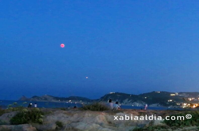 Vecinos y veraneantes admirados por el eclipse total de Luna