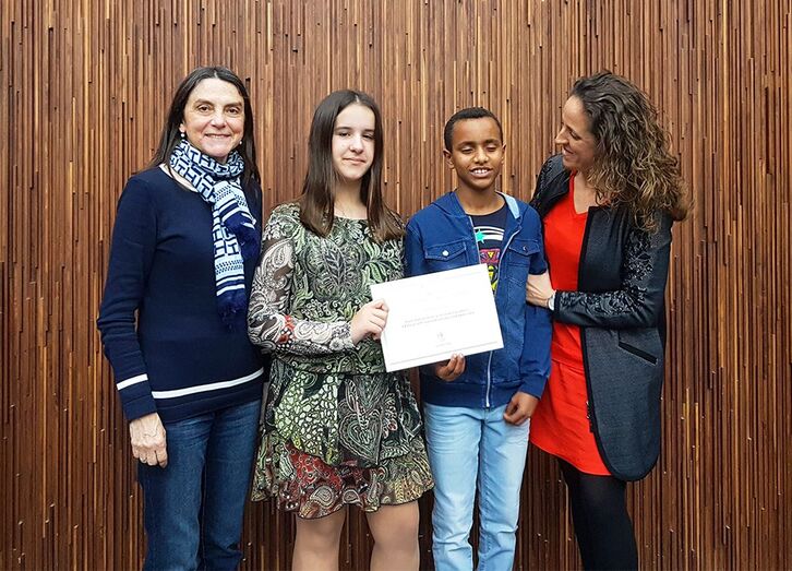 Los alumnos del Vicente Tena galardonados con el premio al Rendimiento Académico recogen sus diplomas