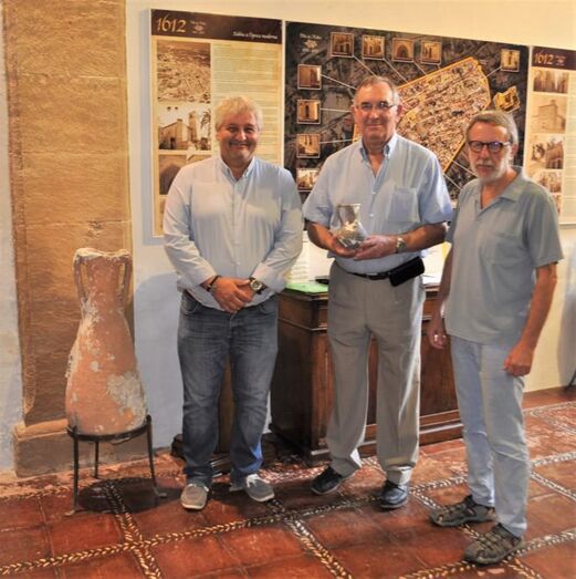 La familia Segarra dona al museo una ánfora romana y una jarra de cerámica de principios de nuestra era