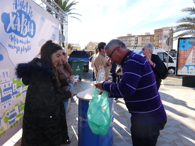 Amjasa lleva a la plaza de la Constitución su trueque de botellas de la campaña para fomentar el uso de agua de grifo