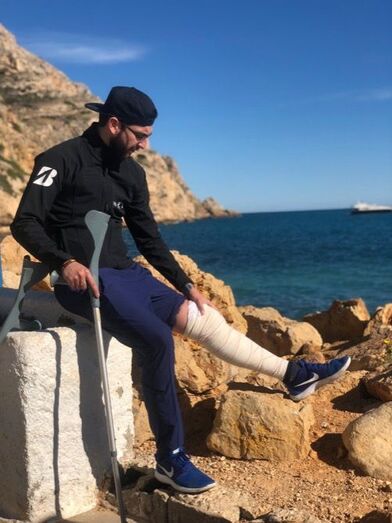 Los médicos retiran el sistema que abrazaba la rótula de Andrés Contreras desde el accidente