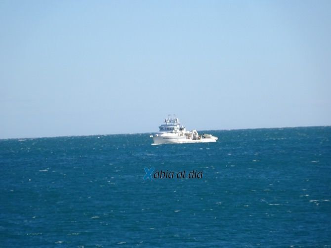 Dos atuneros franceses se resguardan del temporal en la bahía de Xàbia