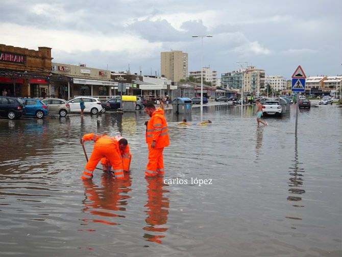 Una tromba de agua de hasta 110 litros inunda la avenida de la Libertad
