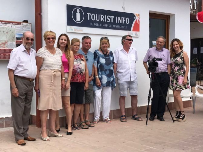 Un grupo de residentes ingleses de Benitatxell explican en un programa de la BBC su postura sobre el Brexit