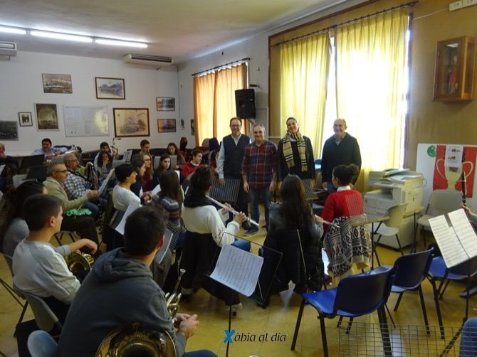 Cultura firma contratos anuales con los grupos de música de Xàbia