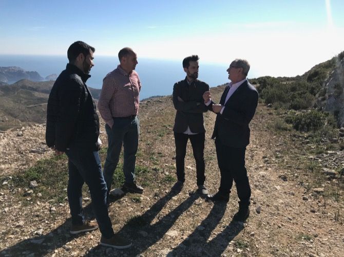 Benitatxell une por primera vez con una senda su paisaje de viñedos con el litoral de acantilados