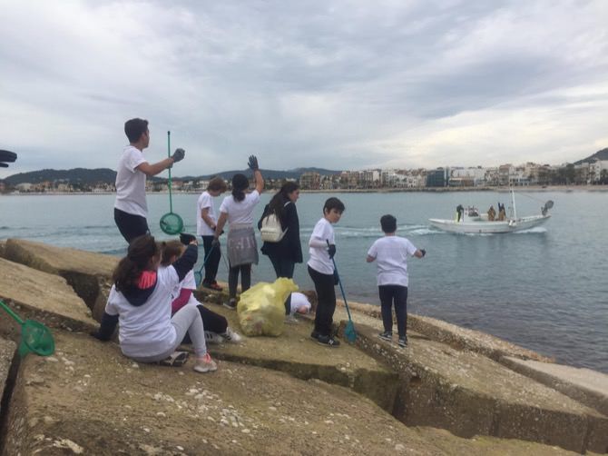 Los escolares del Port de Xàbia retiran 160 kilos de residuos de la playa de la Grava y el puerto