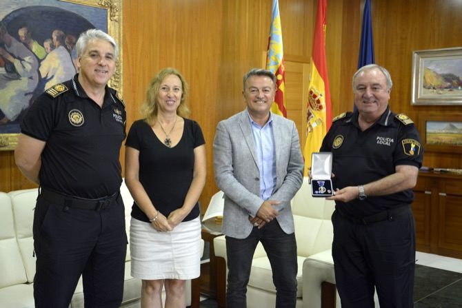 Fotonoticia: El intendente de la Policía de Xàbia Cristóbal Buigues recibe la medalla de plata de la Generalitat al mérito policial