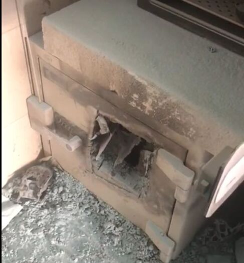 Desvalijan un negocio de compro oro equipados con pistola de láser y un pequeño explosivo