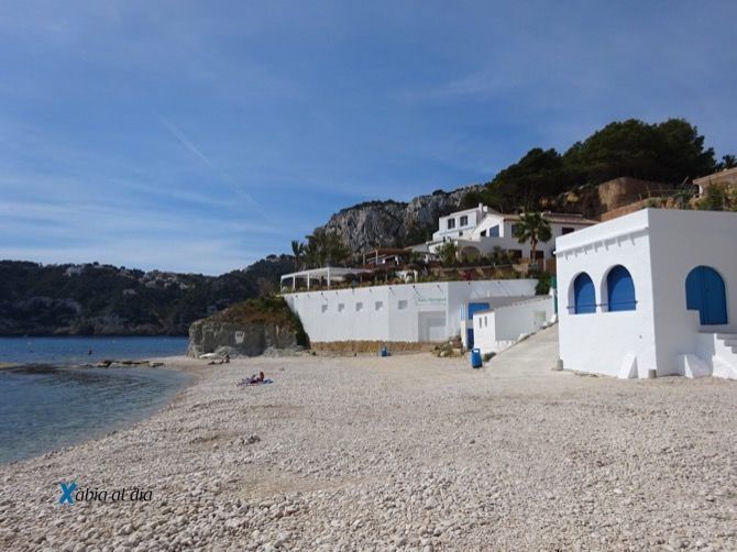 Cala Clamence abre todos los días y amplía la oferta de restauración de la Barraca
