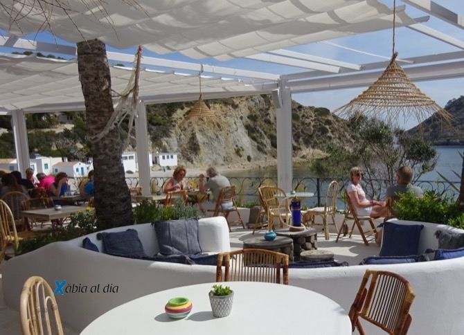Cala Clemence busca personal