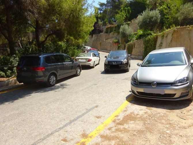 Coches, coches y más coches: La Barraca abocada al control del acceso