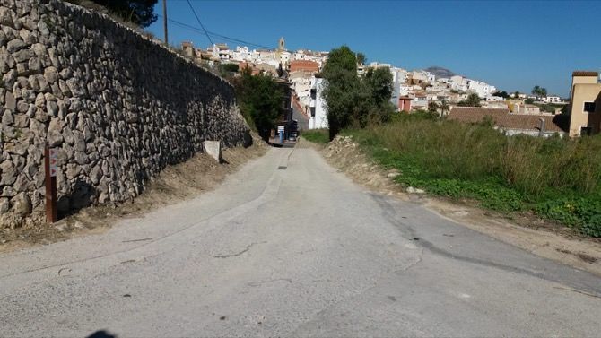 Benitatxell limpia los caminos rurales para mejorar la seguridad de conductores y peatones