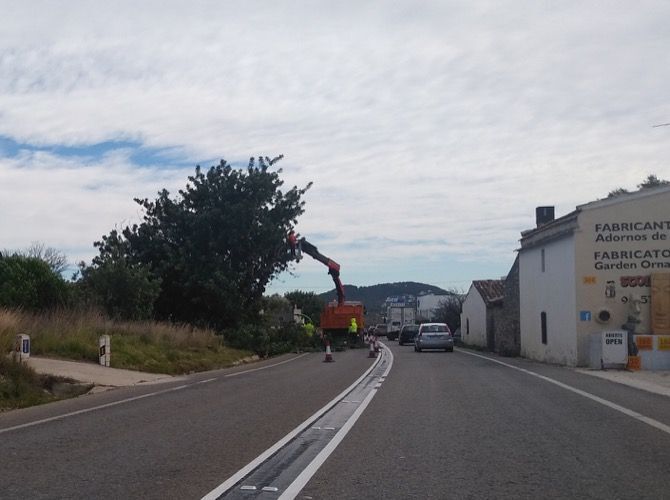 Conselleria quiere reducir la siniestrabilidad de la carretera de Gata con una nueva mediana para impedir el adelantamiento