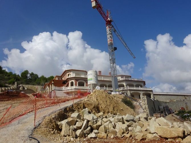 Una promotora recupera la antigua forma de construir en Xàbia en su vivienda en lo alto de la urbanización Puerta Fenicia