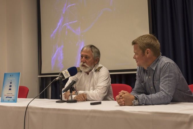 El navegante Alex Pella resume en una charla en el Salón Náutico de Dénia sus últimos 14 meses