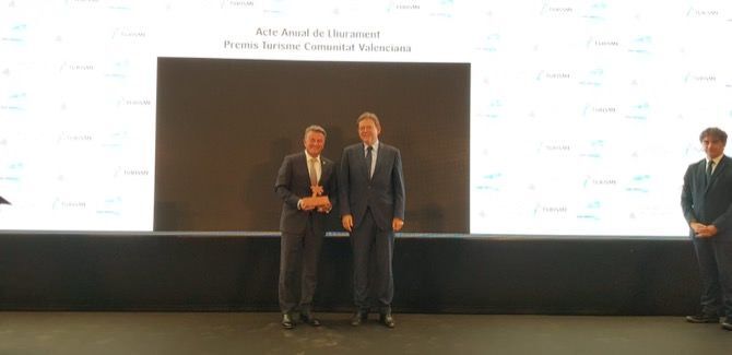 Fotonotica:  El alcalde recoge en Valencia el premio al turismo sostenible