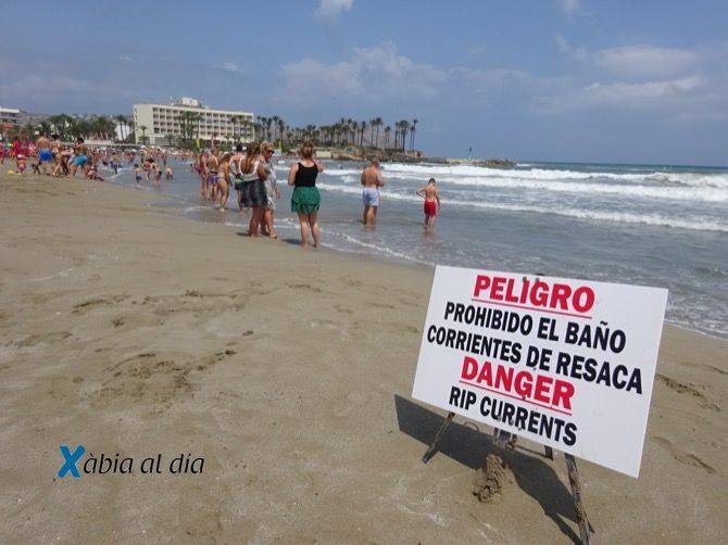 Los socorristas de la Cruz Roja vigilan la playa para que nadie se salte la bandera roja