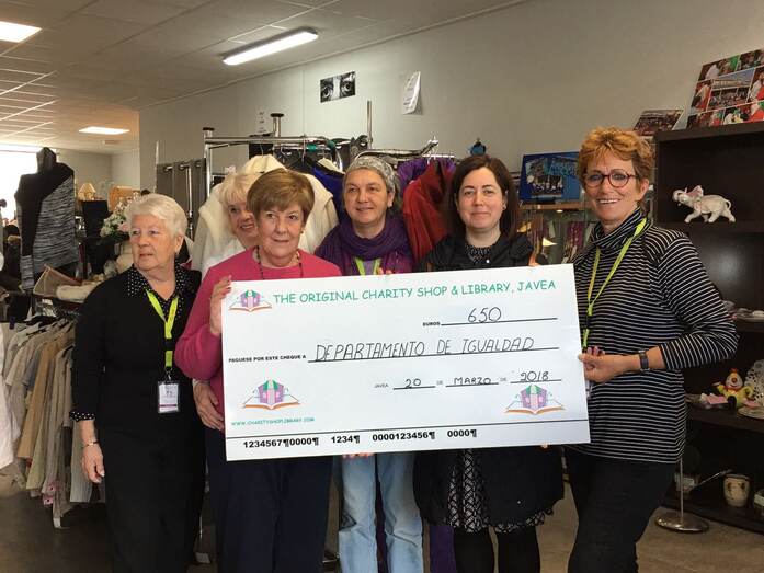 The Original Charity Shop realiza una donación al consistorio para el apoyo de mujeres maltratadas