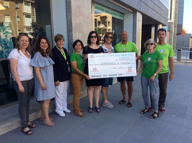 The Original Charity Shop de Jávea realiza una nueva donación a beneficio de las víctimas de la violencia de género