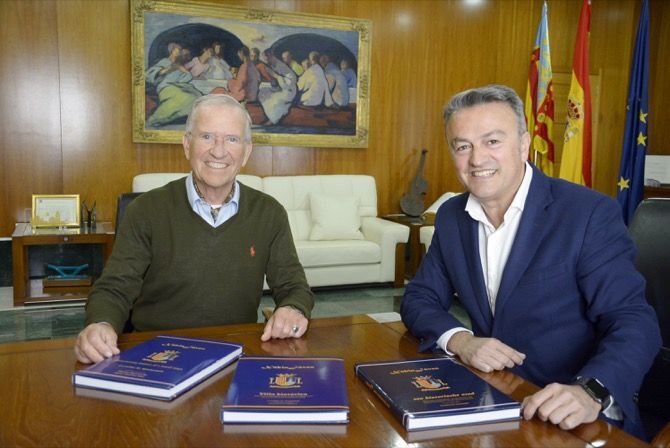 Fotonoticia: Cornelius  Wiedenhoff dona al Ayuntamiento tres ejemplares de un libro que escribió sobre Xàbia