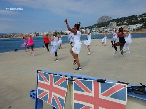 Los británicos de Xàbia celebran la boda de Harry y Megan con zumba