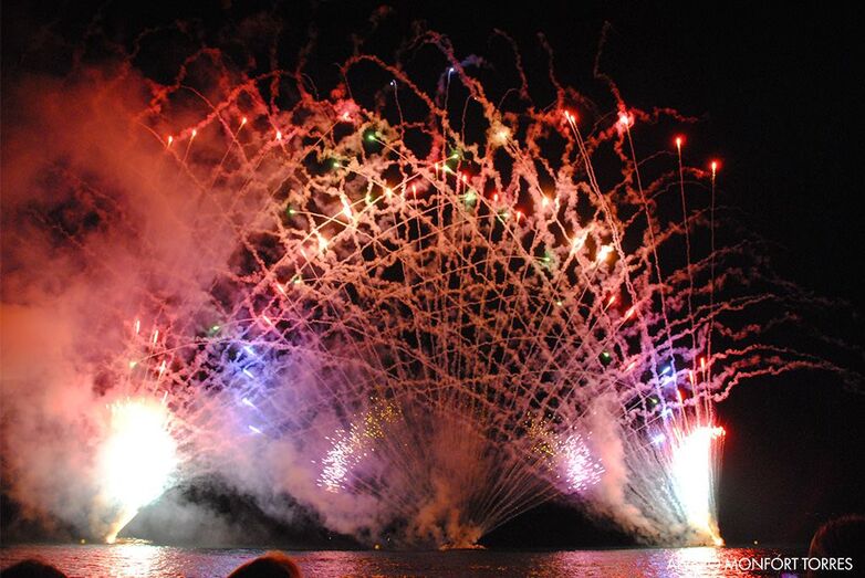 Xàbia busca pirotecnia que dispare los grandes fuegos artificiales del municipio por 100.000 euros