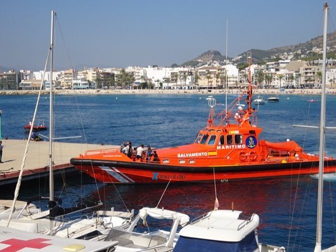 Rescatados en buen estado de salud los 8 tripulantes de una patera localizada a 60 millas de Xàbia