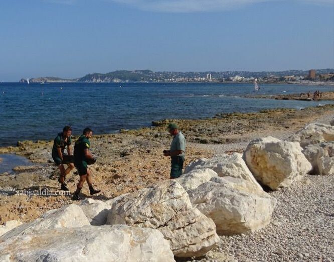 Los buzos de la Guardia Civil extraen un bombona de oxígeno sanitario hundida frente a Marina Española