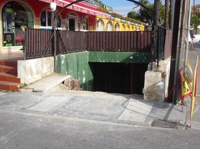 Los propietarios inician una reforma del local de la antigua bolera del Arenal