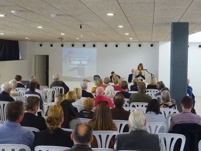 Cristina García del Campo debuta en una charla del alcalde, José Chulvi, con los extranjeros