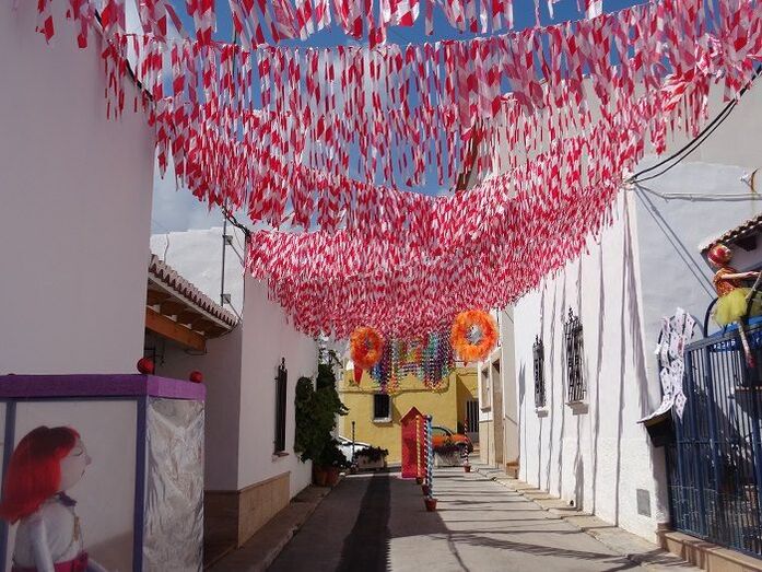 La Comissió de Festes de la Mare de Déu de Loreto y Xàbia Port convocan el concurso de calles, balcones y escaparates engalanados durante las fiestas