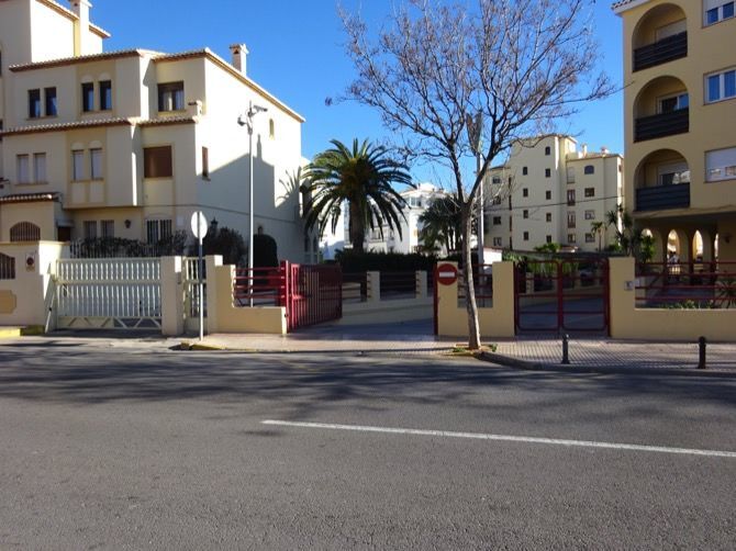 La Asociación de Guardias Civiles pide a la Comandancia que pague la reparación de la puerta del cuartel de Xàbia