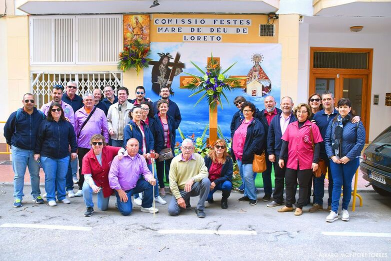 La Cofradía de Jesús Nazareno visita las cruces de flores de Duanes de la Mar