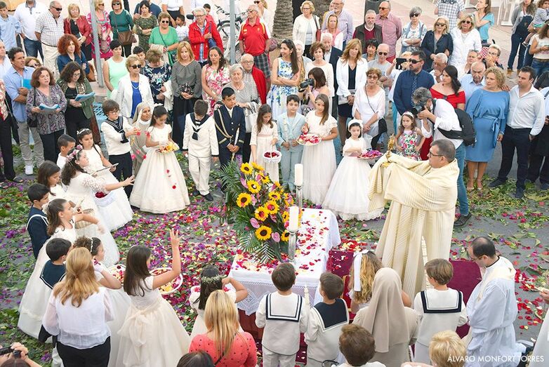 Las calles de Aduanas del Mar y el Centro Histórico de Xàbia celebran la solemnidad del Corpus