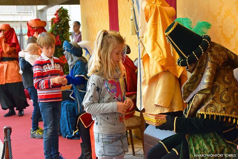 Los Pajes Reales visitan Aduanas del Mar recogiendo las cartas de cientos de niños y niñas