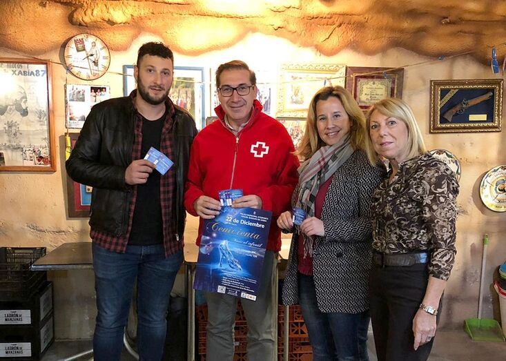 La filà Almoradins realiza una donación a Cruz Roja para que las familias que acoge disfruten de su musical