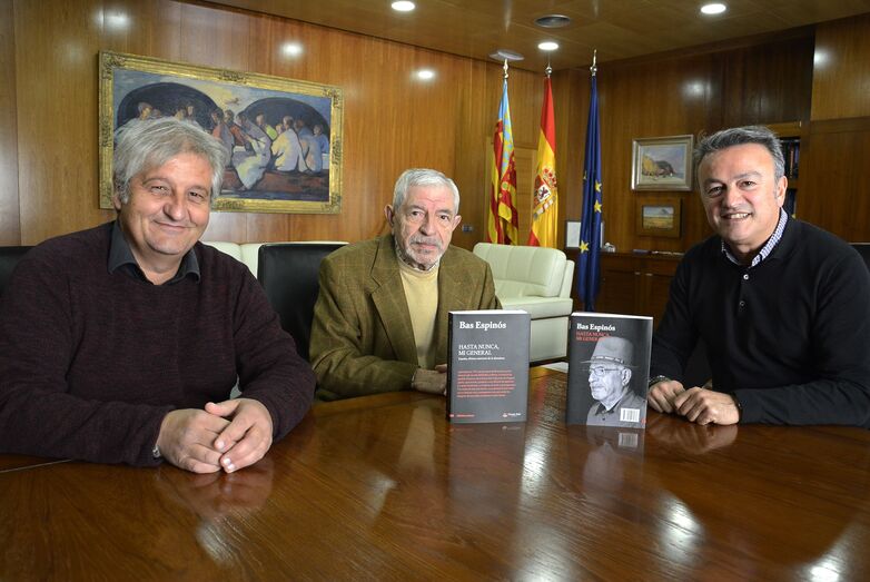 Enrique Bas Espinós entrega dos ejemplares de su novela a las bibliotecas del municipio