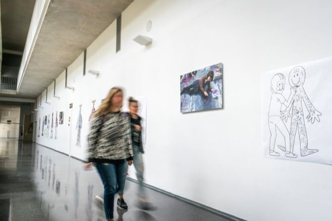 La Sala Cuid-Art del Hospital acoge una muestra que retrata las emociones con el arte