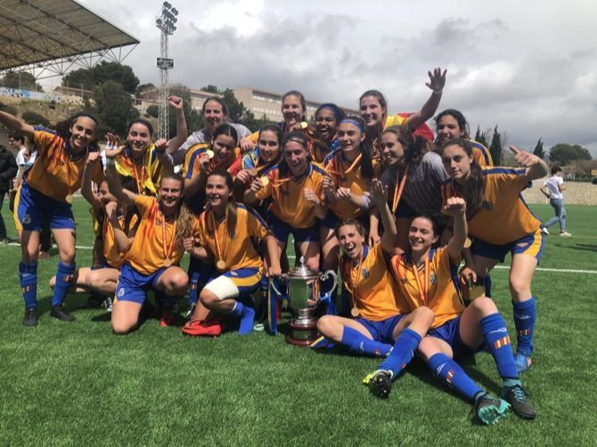 La selección valenciana femenina sub18 de fútbol con Gema Soliveres campeona de España