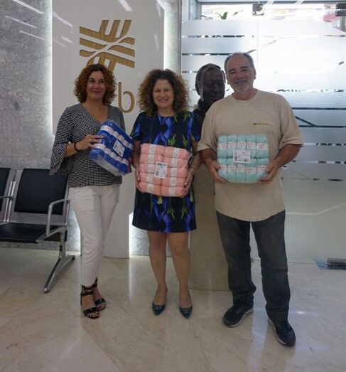 Hospital Clínica Benidorm y “Manos Tejedoras” siguen tejiendo juntos para los pacientes oncológicos