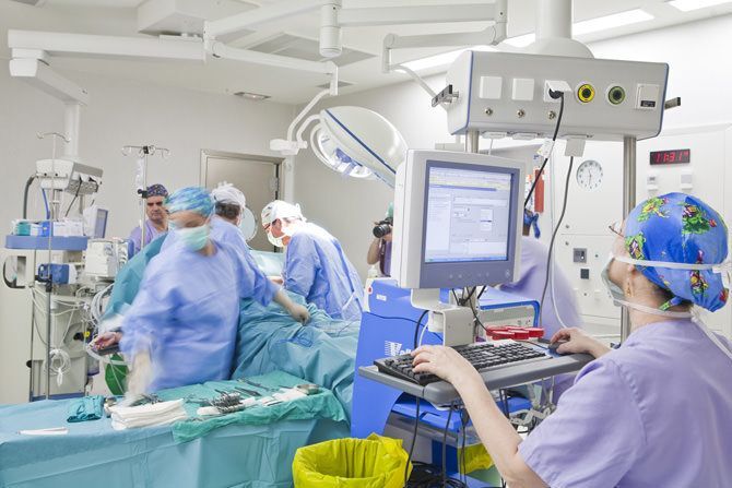 Ribera Salud asume la gestión de Dénia, con una lista de espera estructural de 86 días