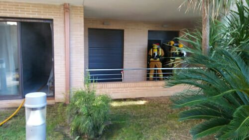 Los bomberos extinguen un incendio en un bajo de la calle Cagliari