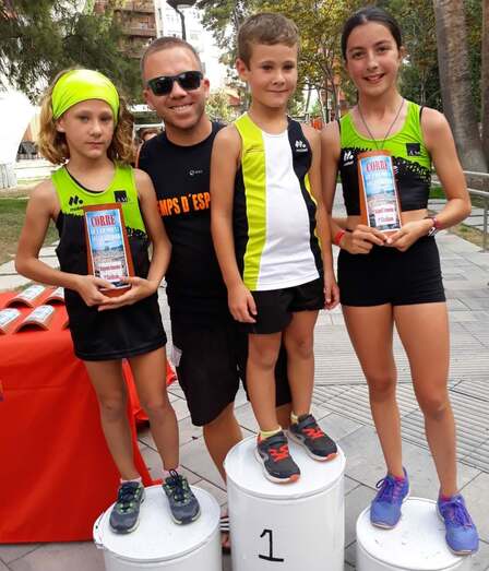 Las atletas del Llebeig, María Devesa y Alicia Crespo, ganan la carrera popular solidaria Elda-Petrer