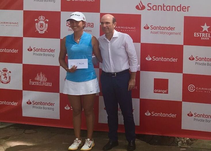 La golfista Natasha Fear comienza el Santander Golf Tour con la segunda posición en Valencia