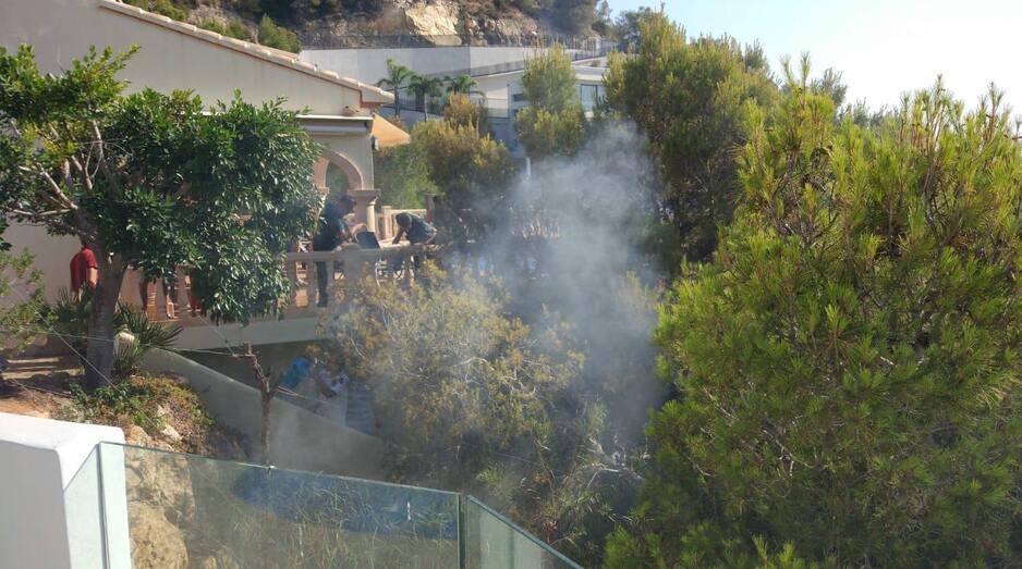 Los efectivos de emergencia extinguen con rapidez un pequeño incendio en la Barraca
