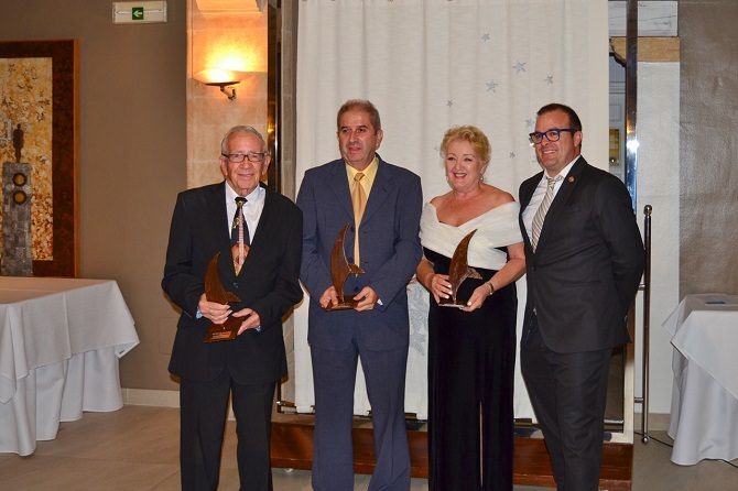 El Rotary Club de Jávea homaneja a José Francisco Erades, Ana Watt y Antonio Erades en su gala anual