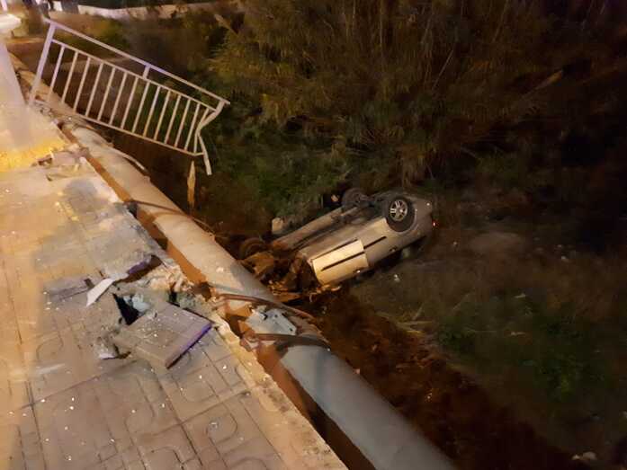 Dos heridos de carácter leve al caer con su coche al cauce del Gorgos